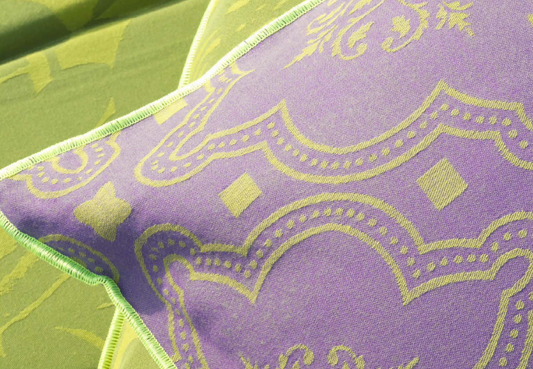 Dehors avec Le Jacquard Français