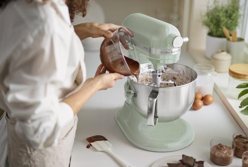 KitchenAid revisite ses robots pâtissiers artisan « à bol relevable »