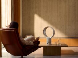 AM12_WHSIL_017-RGB-InUse-LivingRoom-Daytime-CoffeeTable-WomanSitting-Remote-A2_MIX
