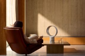 AM12_WHSIL_017-RGB-InUse-LivingRoom-Daytime-CoffeeTable-WomanSitting-Remote-A2_MIX