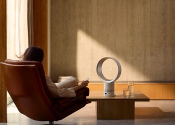 AM12_WHSIL_017-RGB-InUse-LivingRoom-Daytime-CoffeeTable-WomanSitting-Remote-A2_MIX