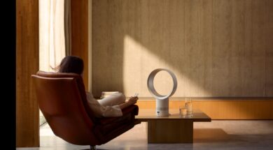 AM12_WHSIL_017-RGB-InUse-LivingRoom-Daytime-CoffeeTable-WomanSitting-Remote-A2_MIX