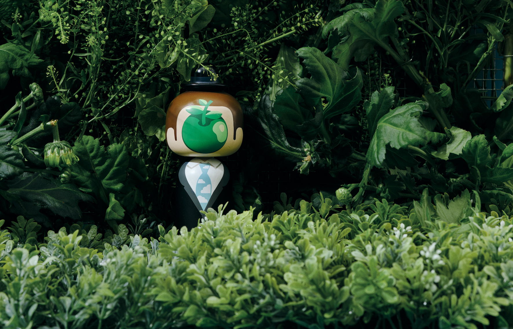 Lucie Kaas rend hommage à Magritte avec une kokeshi surréaliste