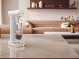 SMEG-fait-petiller-le-quotidien-avec-sa-nouvelle-machine-a-eau-gazeuse-au-design-retro-chic