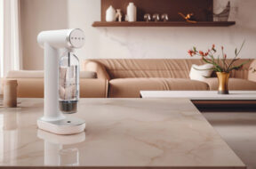 SMEG-fait-petiller-le-quotidien-avec-sa-nouvelle-machine-a-eau-gazeuse-au-design-retro-chic