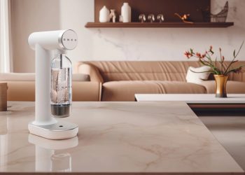SMEG-fait-petiller-le-quotidien-avec-sa-nouvelle-machine-a-eau-gazeuse-au-design-retro-chic
