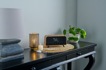 Réveil radio rétro chic : la version Bluetooth signée Thomson