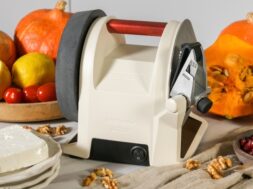 Tormek-T-1-Morakniv-1891_Blanc-Lin_Lifestyle-5-1