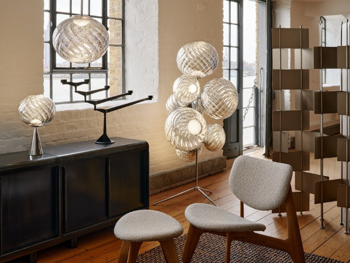 Tom Dixon explore les illusions lumineuses avec la suspension WHIRL