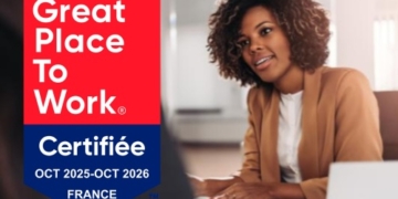 Leader européen de la franchise de cuisine équipée, Groupe FBD s’inscrit durablement parmi les entreprises certifiées Great Place to Work, dans la catégorie des organisations comptant de 250 à 1 000 collaborateurs. Décerné fin octobre, ce label repose sur la perception directe des salariés et l’évaluation des pratiques managériales, confirmant une dynamique d’amélioration continue portée par l’écoute et la co-construction.