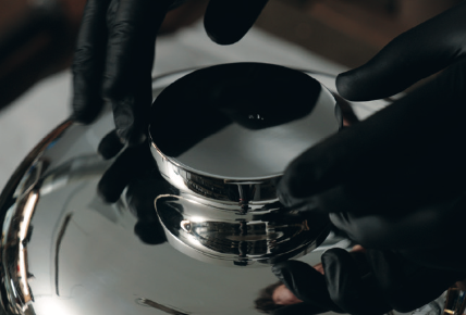 Veuve Cliquot x Jacquemus dans l&rsquo;atelier d&rsquo;un chef-d&rsquo;oeuvre d&rsquo;orfèvrerie contemporaine