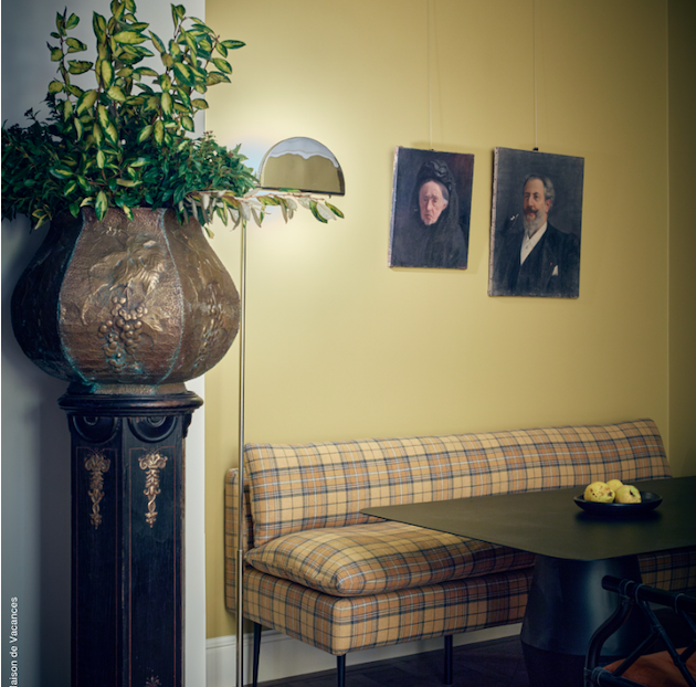 Maison de Vacances revisite le tartan écossais à travers un nouveau modèle, pensé dans une approche décorative contemporaine