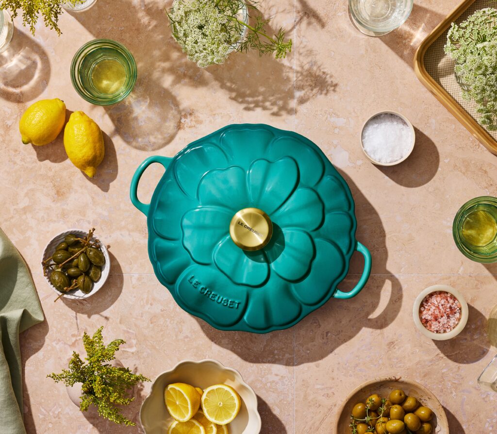 Le Creuset dévoile Bleu Riviera, sa nouvelle teinte événement