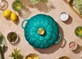 Le Creuset dévoile Bleu Riviera, sa nouvelle teinte événement