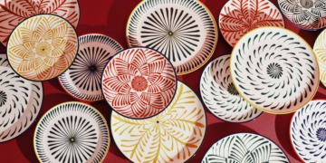 Avec les collections « Bazaar » et « Gigi », Serax s’associe à la plateforme française Waww La Table pour célébrer une table généreuse, expressive et résolument conviviale