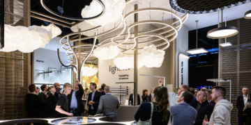 13 mars 2026, près de 2 000 exposants se donnent rendez-vous à Francfort pour la nouvelle édition de Light + Building. Dans un contexte de transformation profonde du marché, le salon confirme son rôle de plateforme mondiale pour les solutions d’éclairage, d’électrotechnique et d’automatisation des bâtiments.