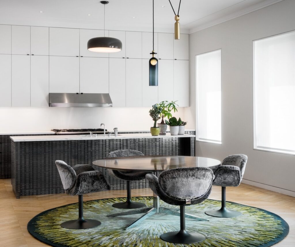 Tai Ping explore l’Art Déco en relief avec « on-the-fringe »