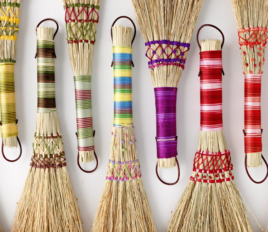 La Balaiterie réactive un savoir-faire rare et redonne vie au balai de paille